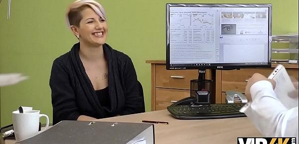 VIP4K. Busty Lussy verehrt Schwanz und Eier, um den nötigen Kredit zu bekommen